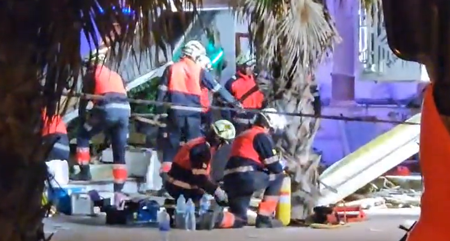 BREAKING: At least 4 dead after building collapse at popular beach bar in Spain’s Mallorca – 27 left injured with more trapped under rubble [Video]