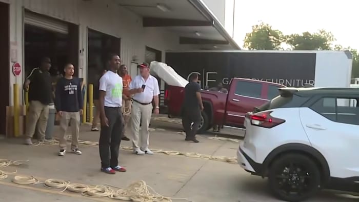 Mattress Mack giving away more than 200 mattresses amid Houston windstorm recovery efforts [Video]