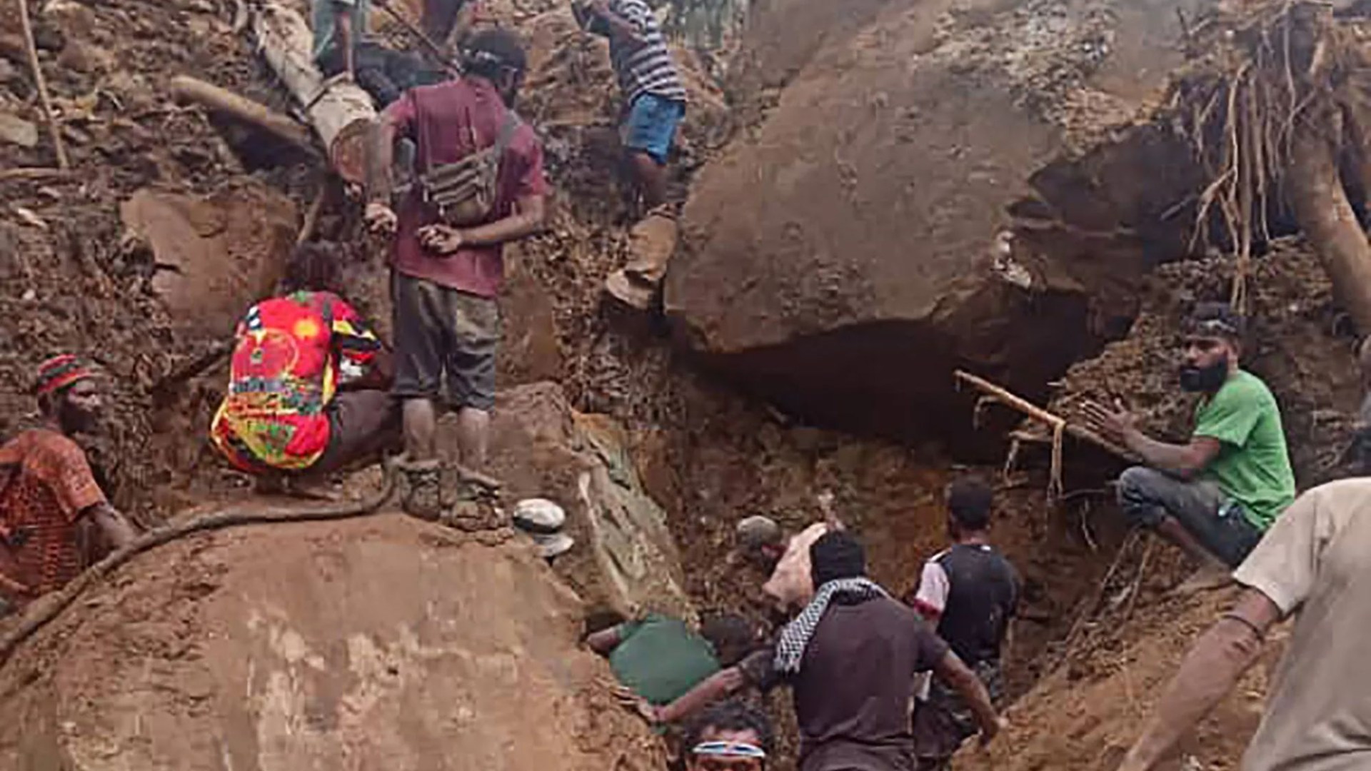Rescuers hunting for ‘2,000 victims’ buried beneath landslide in Papua New Guinea [Video]