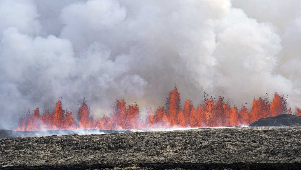 An Iceland volcano spews red streams of lava toward an evacuated town [Video]