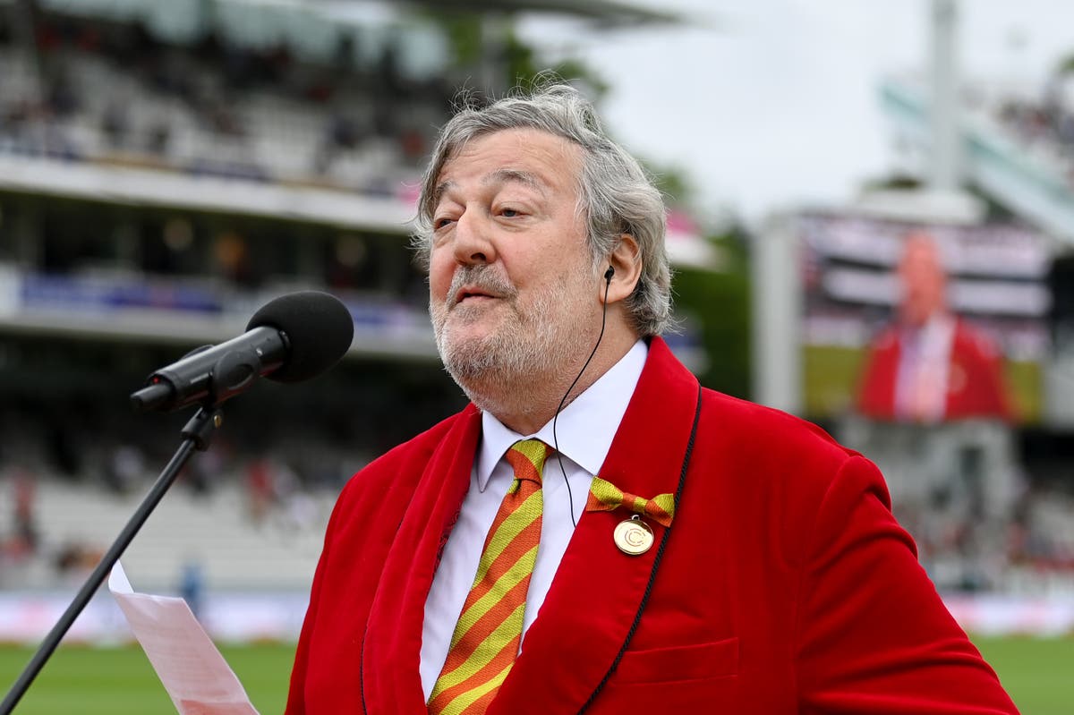Stephen Fry criticises MCC at Hay Festival: Stinking of privilege and classism [Video]