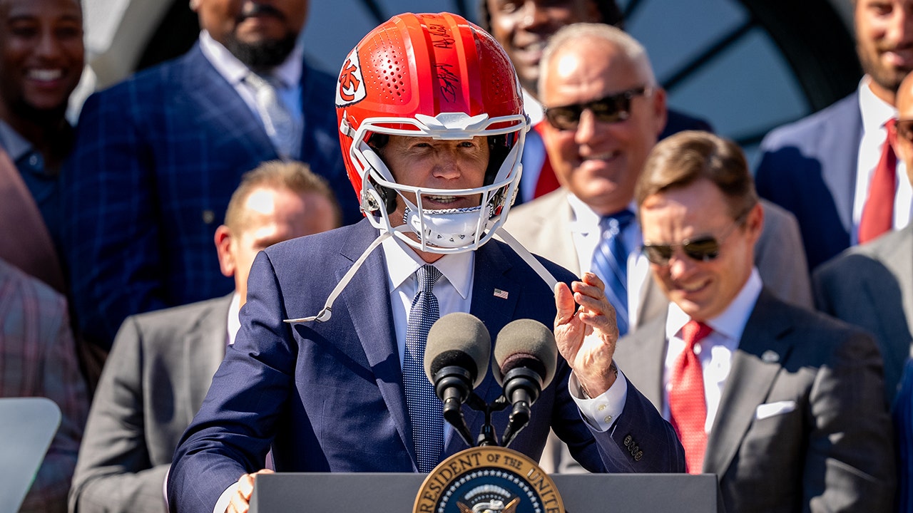 President Biden tries on Chiefs helmet; Travis Kelce jokes about last year’s antics during White House visit [Video]
