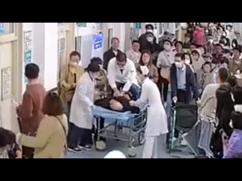 Doctor saves elderly patient with CPR after his heart stops [Video]
