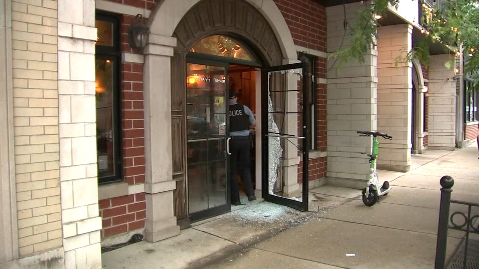 Smash-and-grab burglars target Las Tablas On Lincoln at 2942 North Lincoln Avenue in Lakeview, Chicago police say [Video]