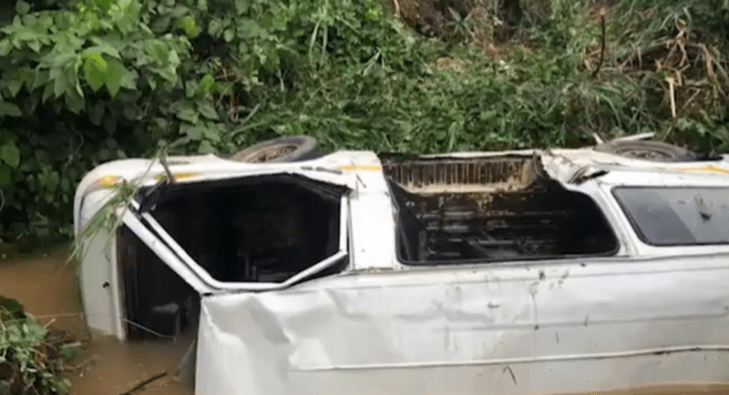 One dead, 10 injured after vehicle transporting students plunges into river [Video]