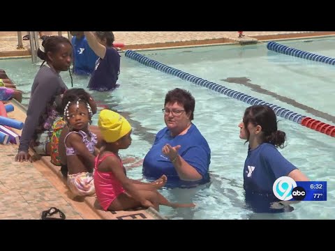 Kids learn water safety at Sigma Gamma Rho Sorority event [Video]