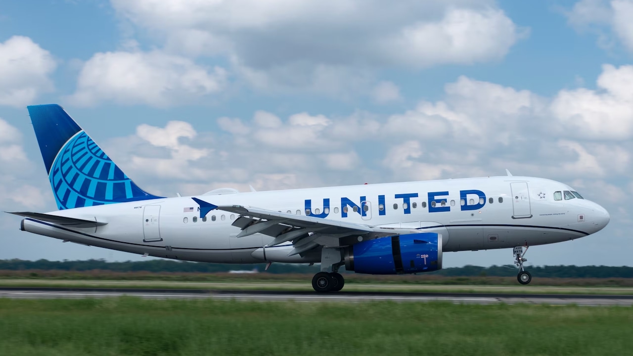 United Airlines fined after workers foot is crushed by a jets tire at Newark Airport [Video]