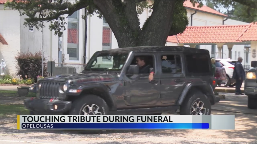 Jeep drives pay tribute during funeral service [Video]