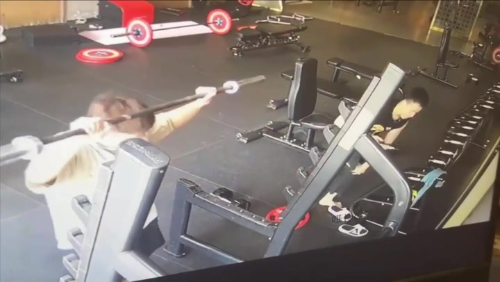 Barefoot gym-goer left on crutches after weight drops on foot | Lifestyle [Video]