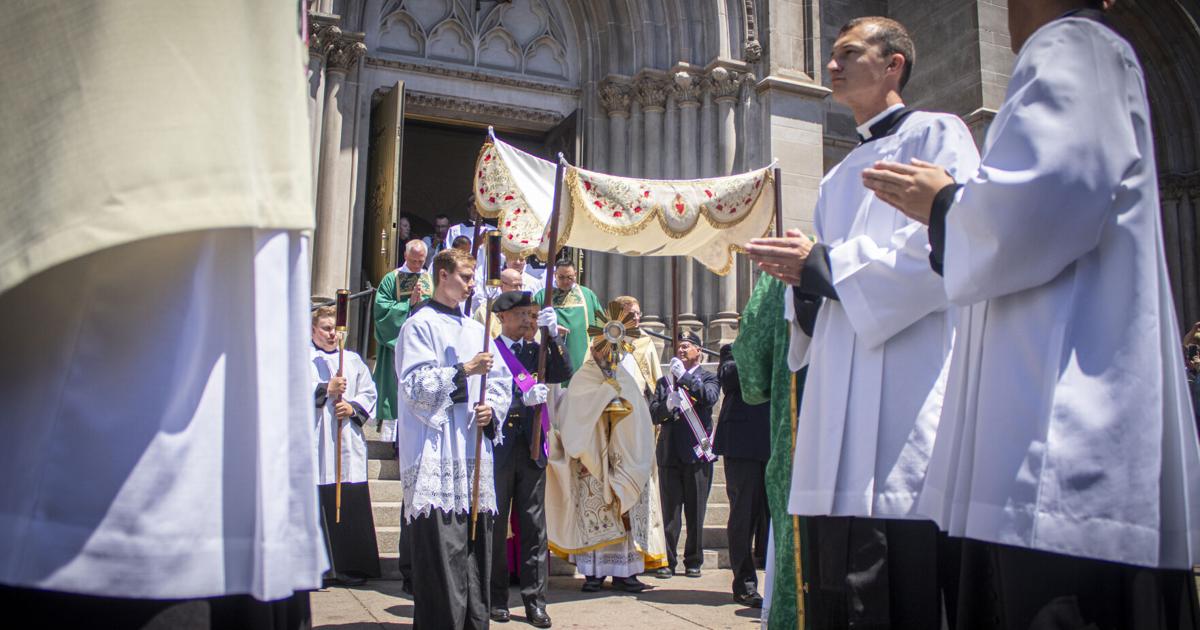 Thousands of Catholics worship in downtown Denver for procession traveling across U.S. | Denver Metro News [Video]