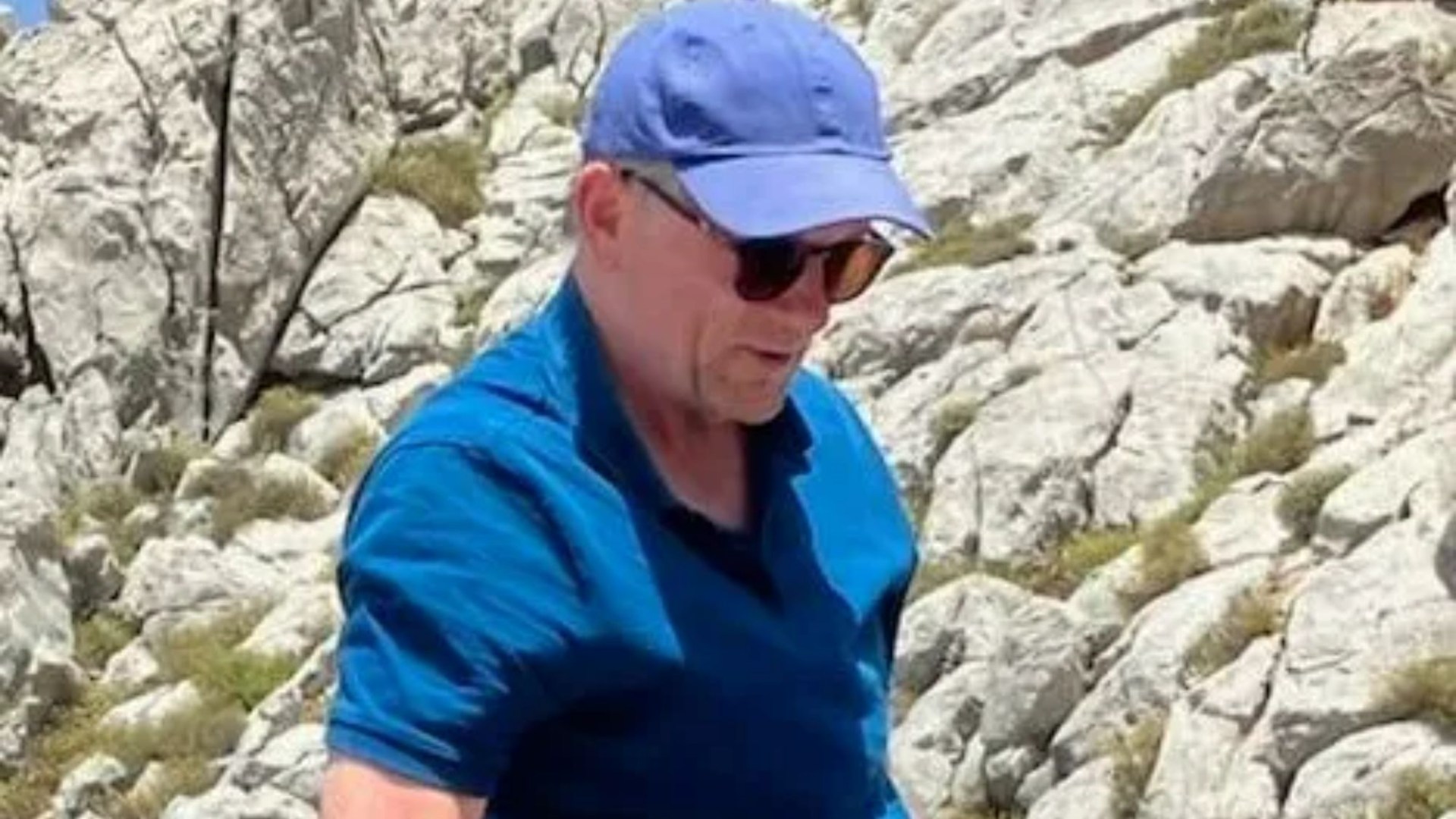 Dr Michael Mosley lay in position used to stop fainting before he died of ‘natural causes’ in 40C heat yards from safety [Video]