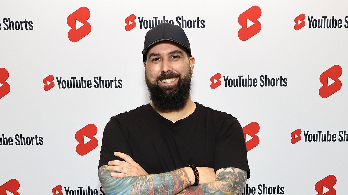 YouTube star Ben Potter dead at 40 after ‘unfortunate accident’: Wife of influencer known as Comicstorian announces tragedy and vows to carry on his channel [Video]