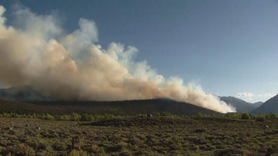 Wildfire burning near Twin Lakes, Colorado [Video]
