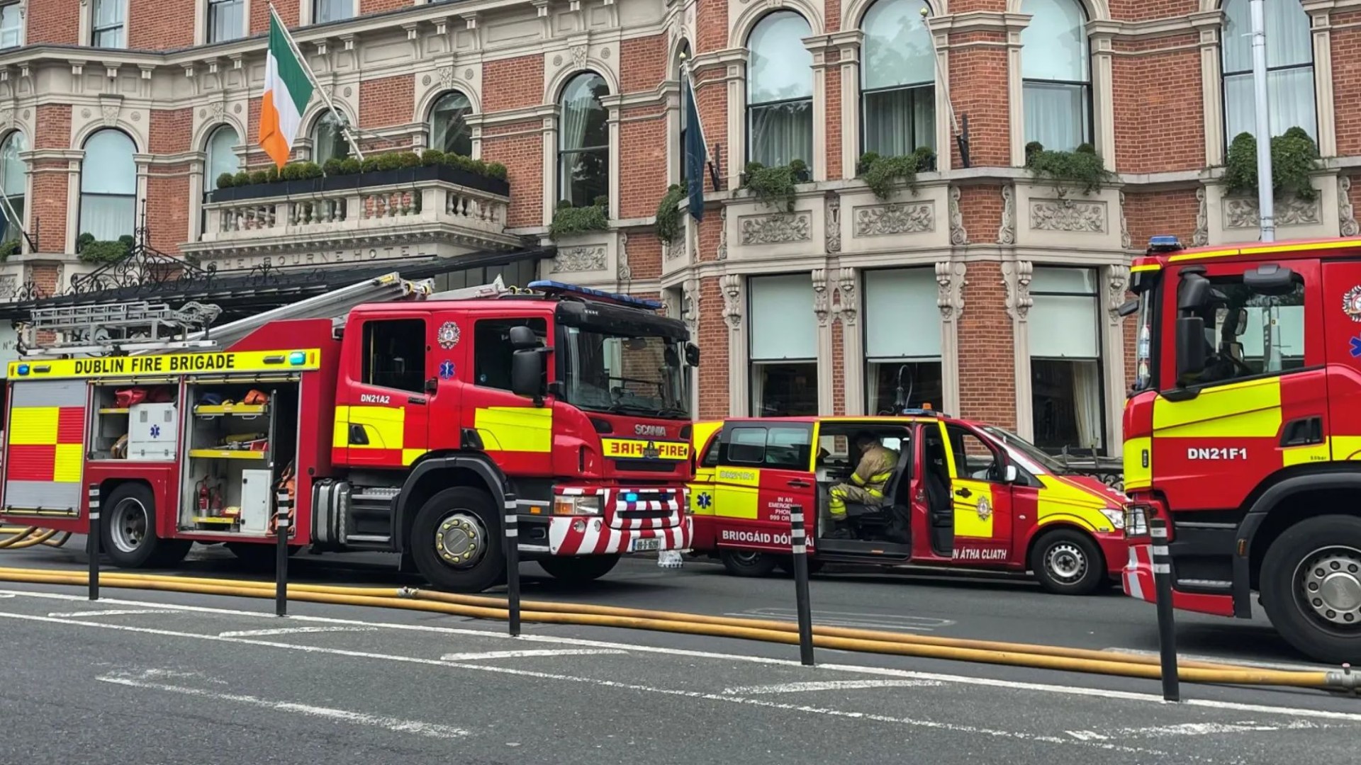 ‘Quite the wake-up’ – Iconic Dublin hotel evacuated after blaze breaks out as US TV icon among guests rushed to safety [Video]