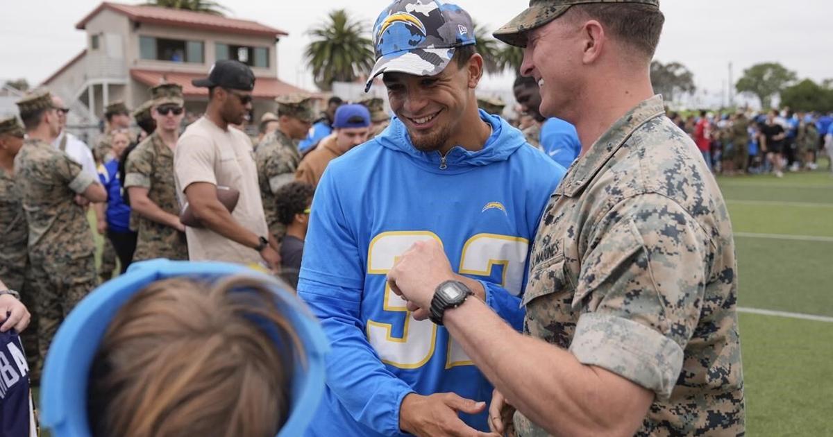Chargers’ trip to Camp Pendleton carries extra meaning for Fox, Gilman and Harbaugh [Video]