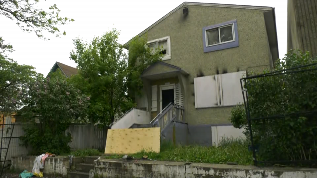 2 in life-threatening condition after fire at boarded up house in central Edmonton [Video]
