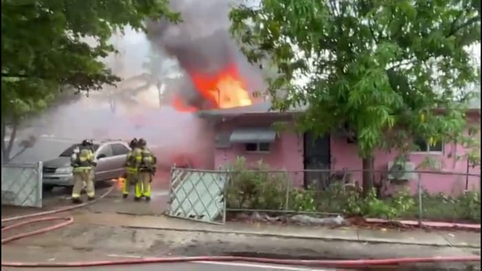 Video shows firefighters respond to heavy blaze in North Miami [Video]