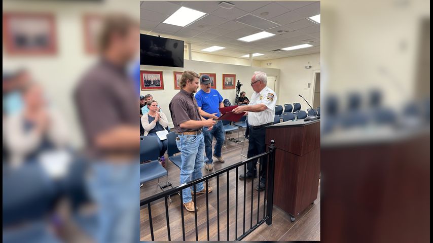 Zachary Fire Department honors two Entergy workers who pulled motorists out of flaming vehicle [Video]