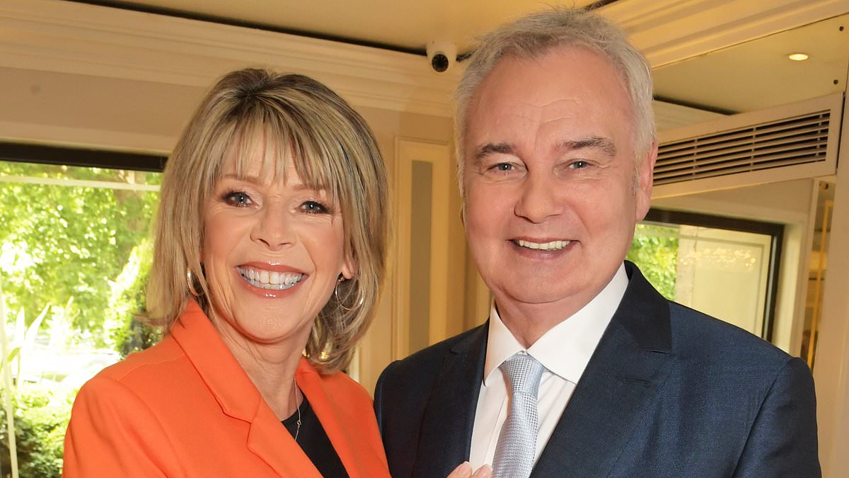 Eamonn Holmes, 64, relies on a walking frame amid his crippling health battle – after it was revealed he’s being consoled by blonde facialist following split from Ruth Langsford [Video]