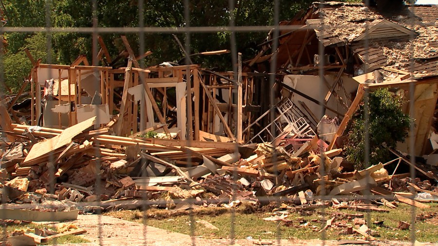 Neighbors clean up after Gallatin home explosion [Video]