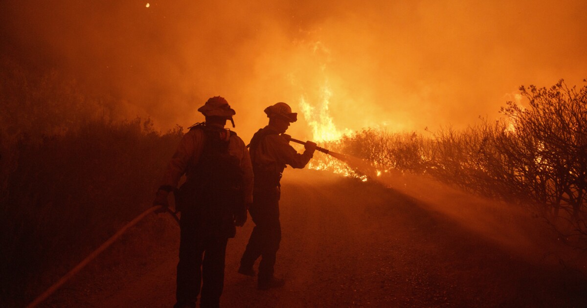 Wildfire north of Los Angeles spreads as authorities evacuate 1,200 people [Video]