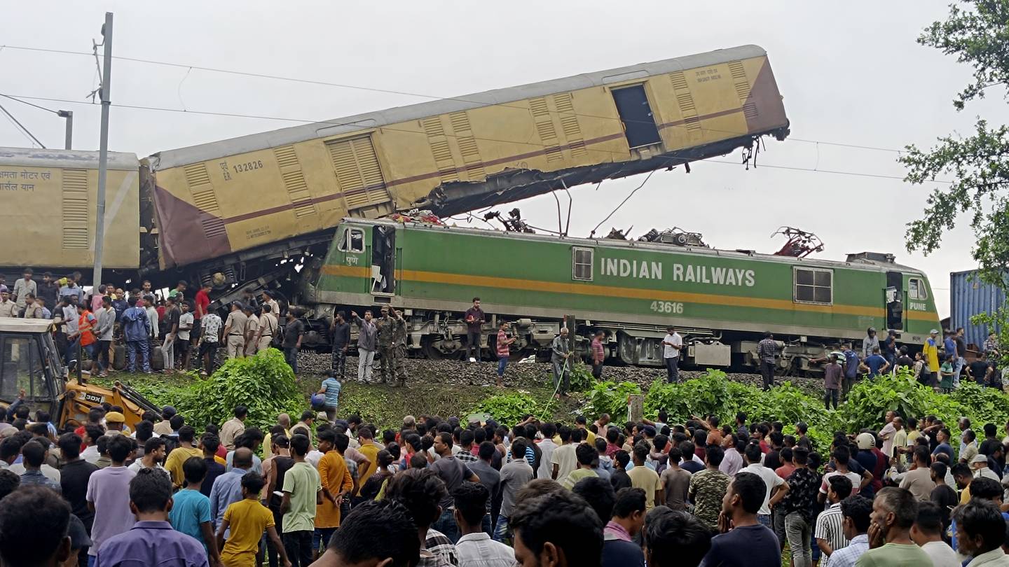 At least 9 dead, dozens injured as trains collide in India’s Darjeeling district, a tourist hotspot  Boston 25 News [Video]