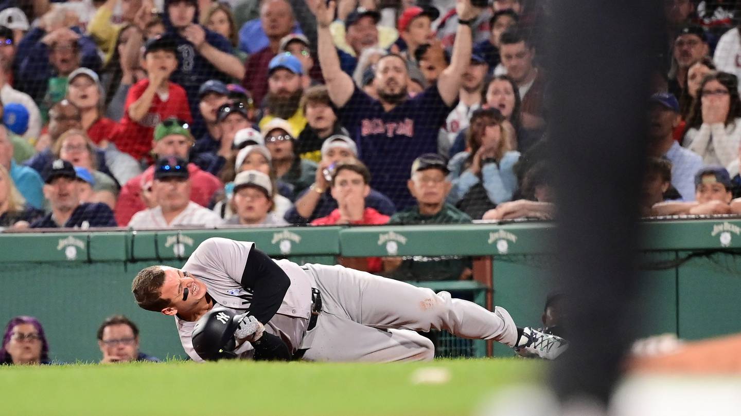 Yankees’ Anthony Rizzo leaves loss to Red Sox early with wrist injury after collision at first base  Boston 25 News [Video]