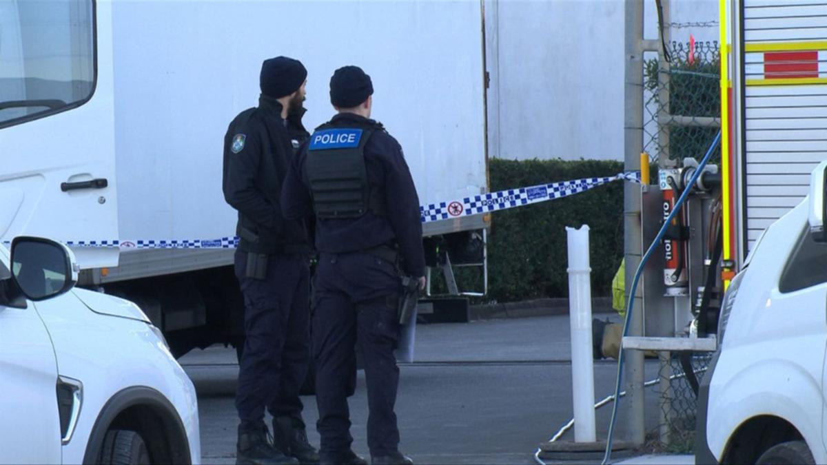 Man in his 30s dies in apparent workplace accident at Yatala on the Gold Coast [Video]