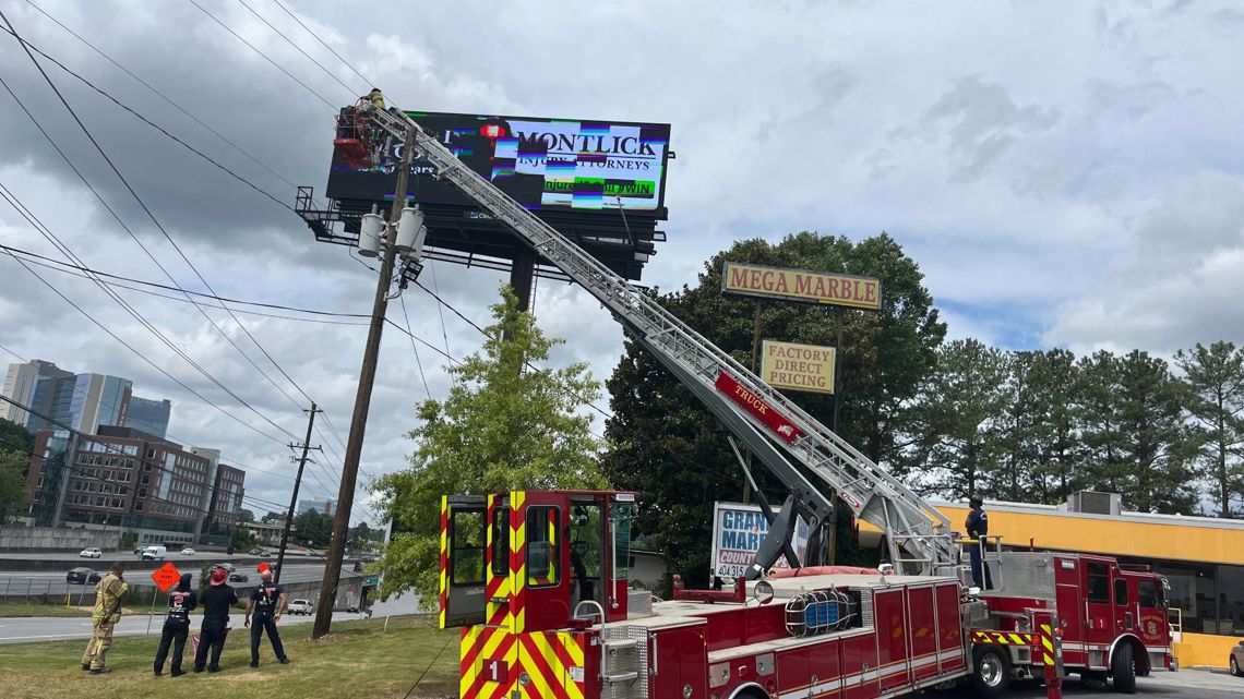 Workers trapped on lift 60 feet in the air in Brookhaven [Video]