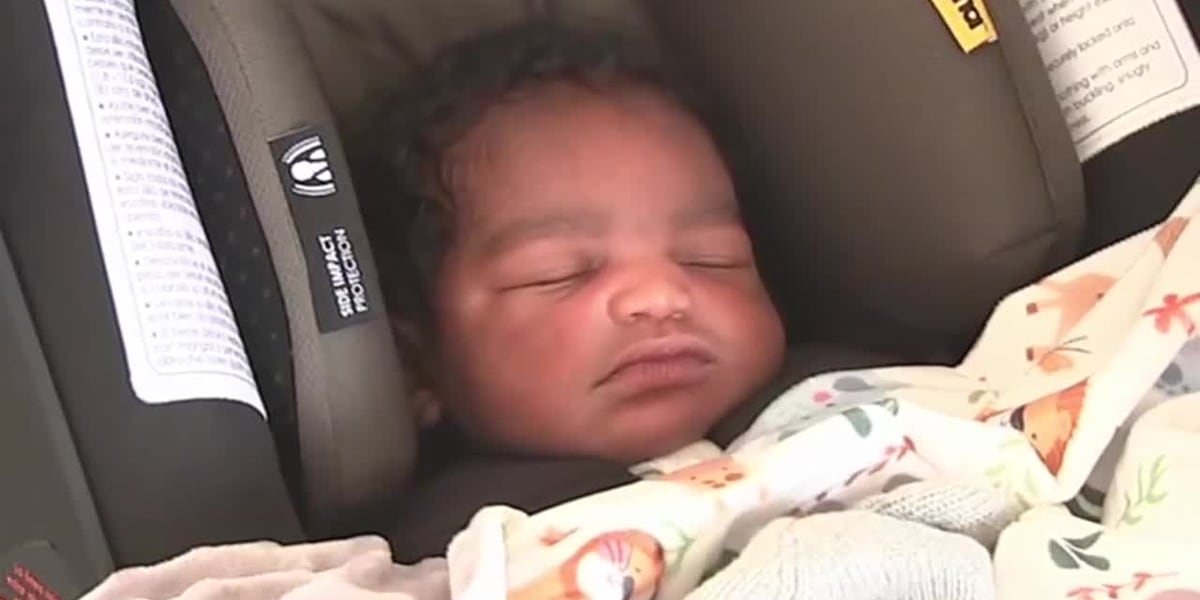 Mother delivered baby on side of road [Video]