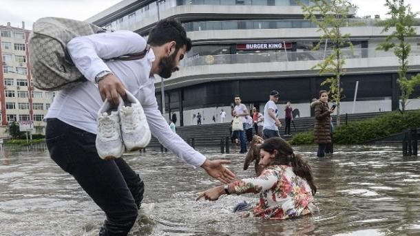 Heavy rainfall causes floods, havoc in Istanbul, disrupts transportation [Video]