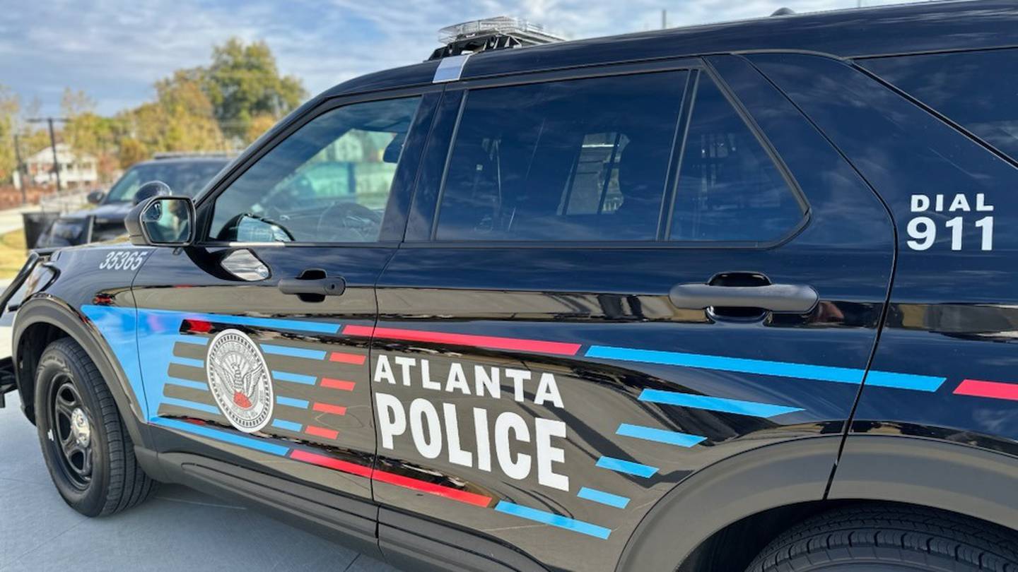 1 dead, 2 injured after driver crashes into stopped car in northwest Atlanta  WSB-TV Channel 2 [Video]