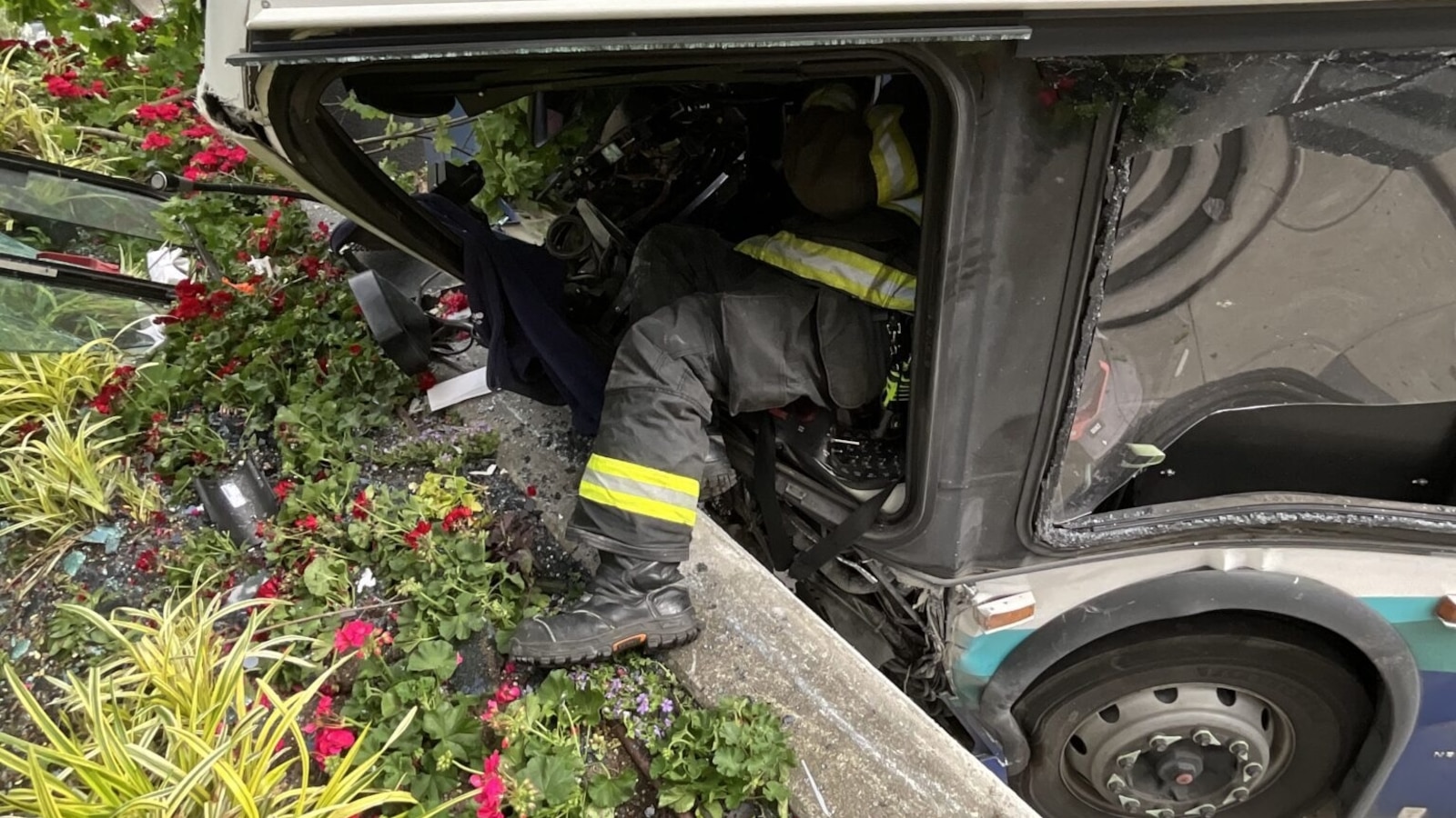 At least 11 injured as bus crashes into Seattle building, fire department says [Video]