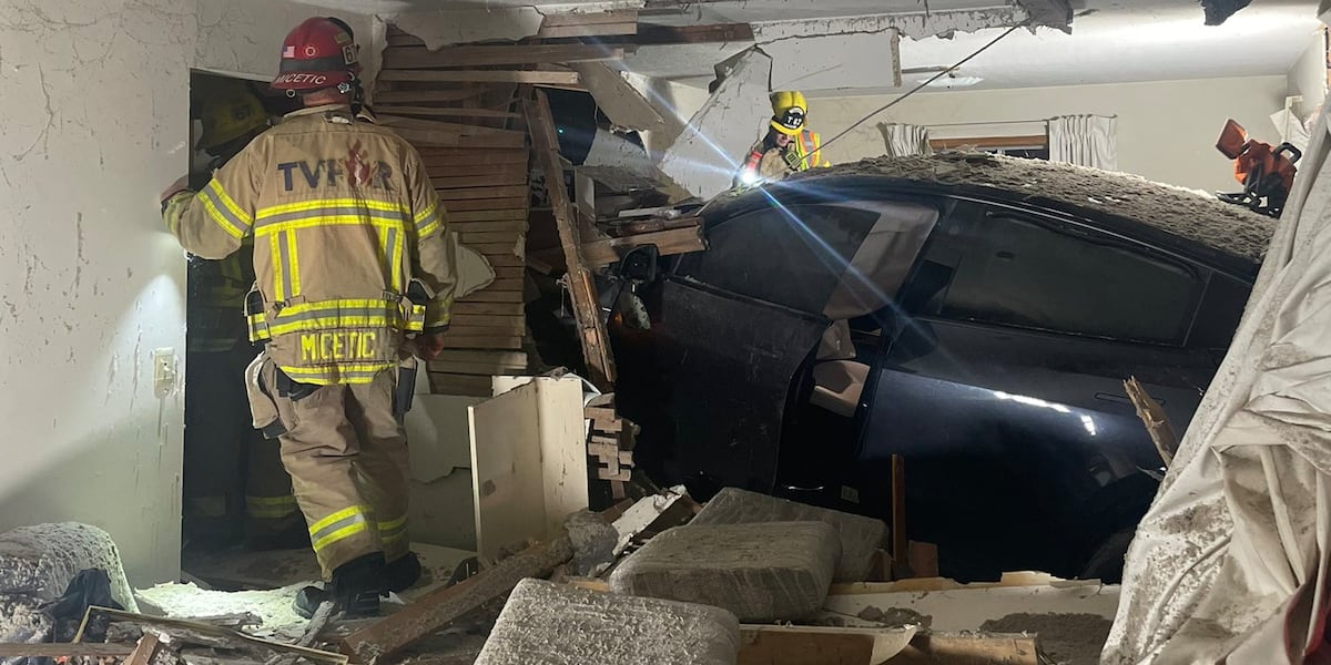Car crashes into house in Beaverton [Video]