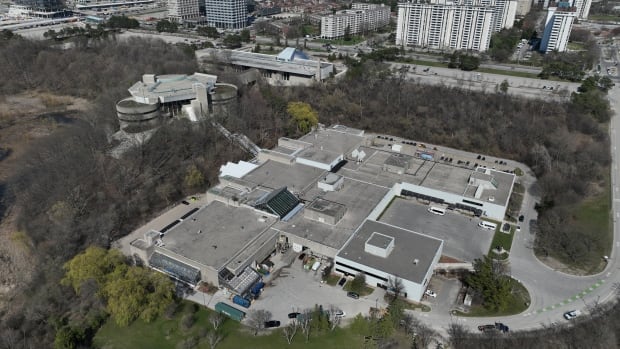 Hundreds of buildings with Science Centre roof panels remain open [Video]