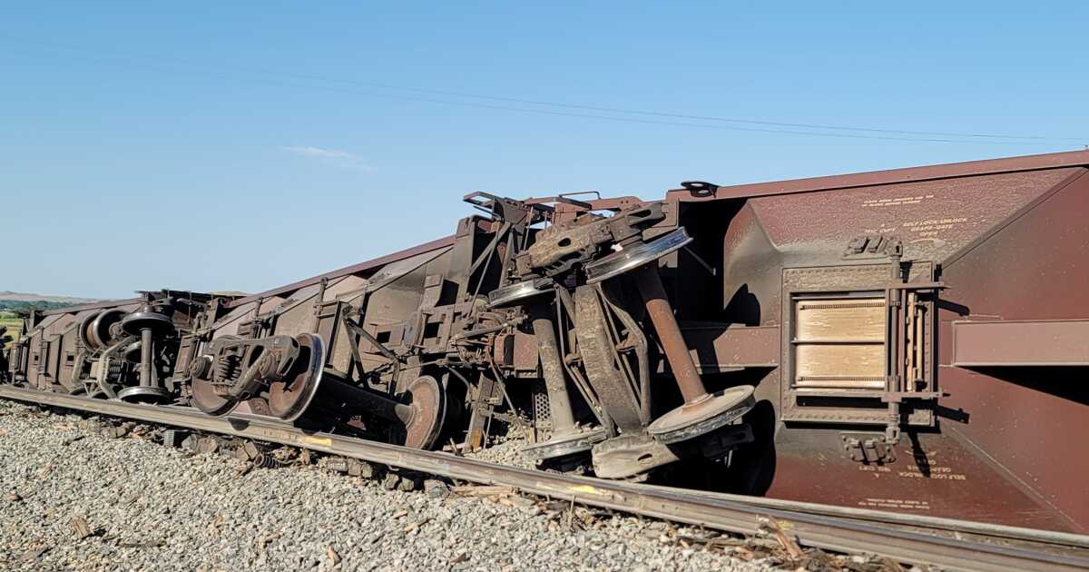 BNSF train derails, spills grain in Wyoming [Video]