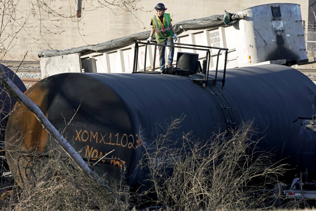 NTSB derailment investigation renews concerns about detectors, tank cars and Norfolk Southern | KLRT [Video]