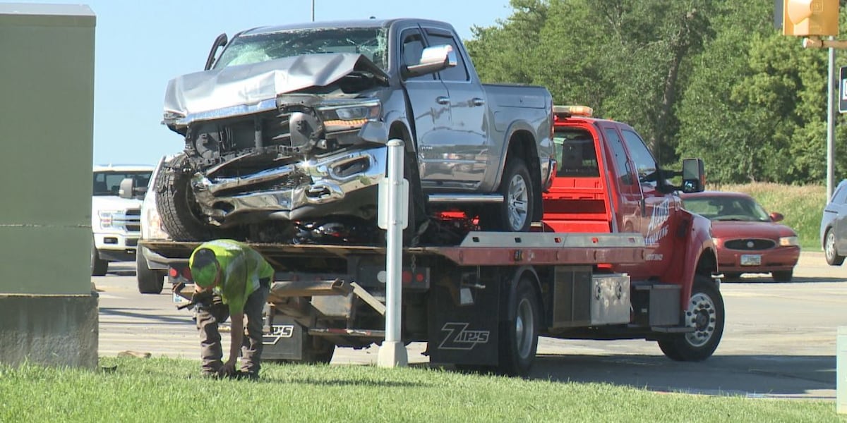 Sioux Falls police respond to car-truck crash on Veterans Parkway [Video]
