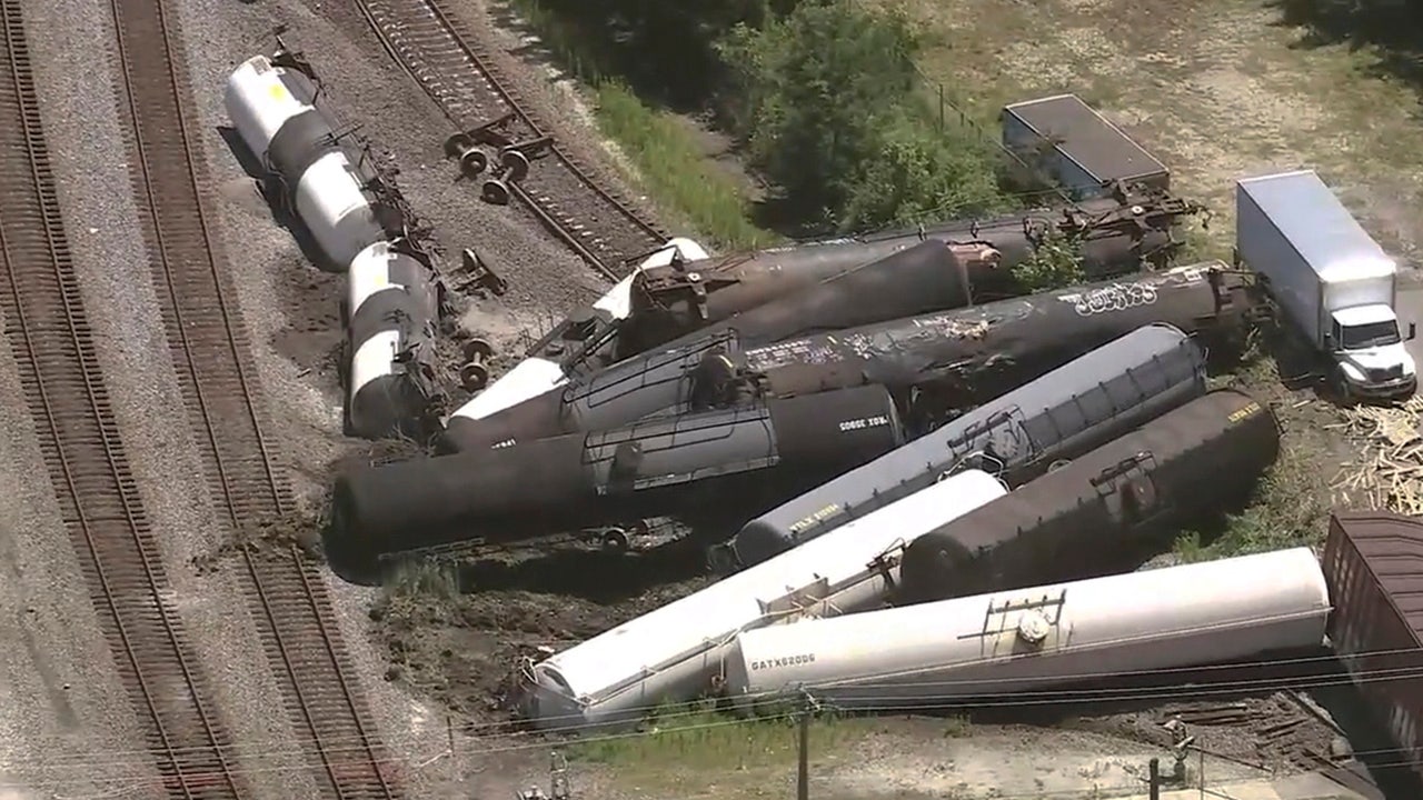 Freight train derails in Illinois, residents evacuated due to ‘hazmat’ situation: report [Video]