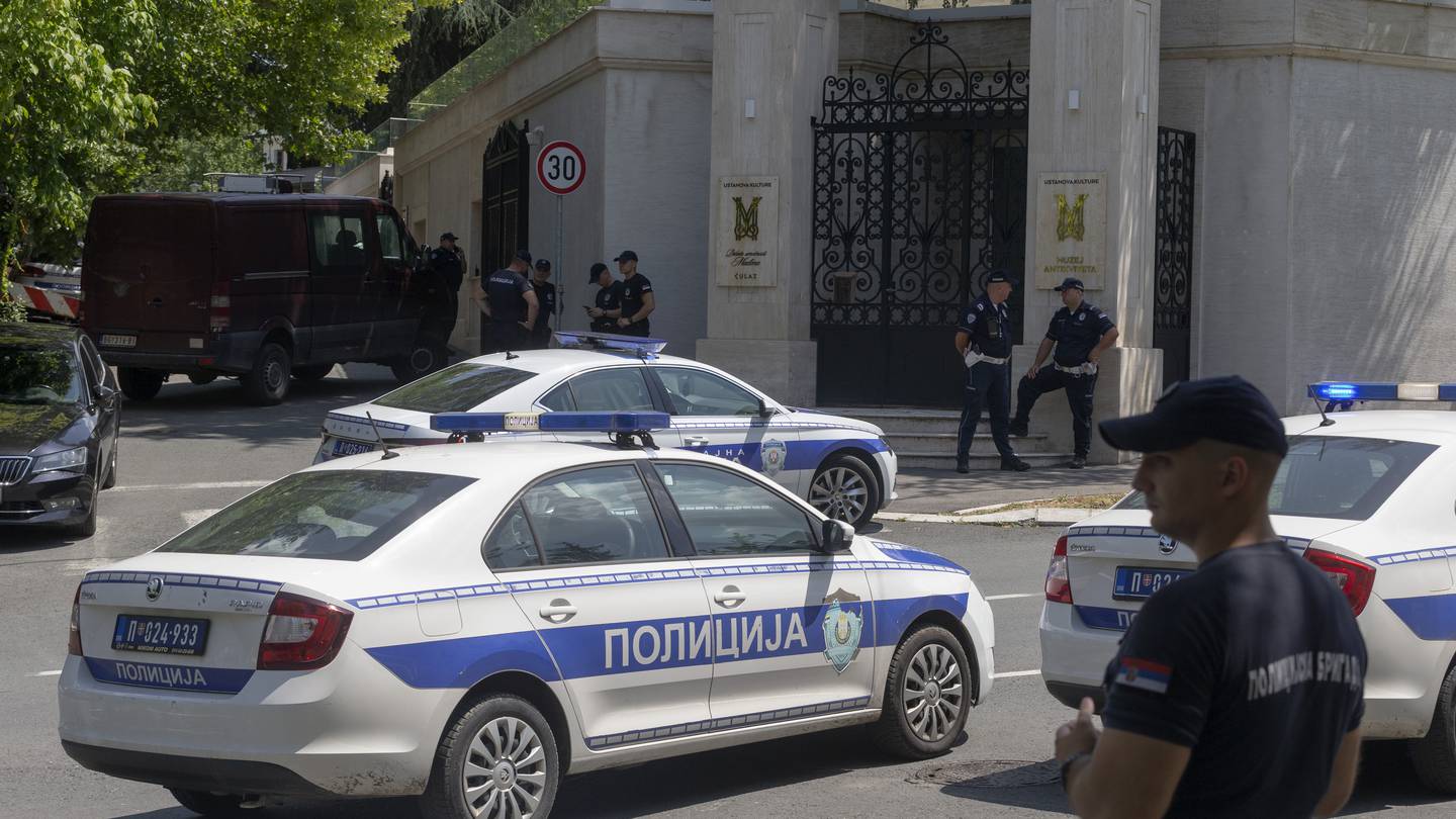 An attacker wounds a police officer guarding Israel’s embassy in Serbia before being shot dead  WSB-TV Channel 2 [Video]