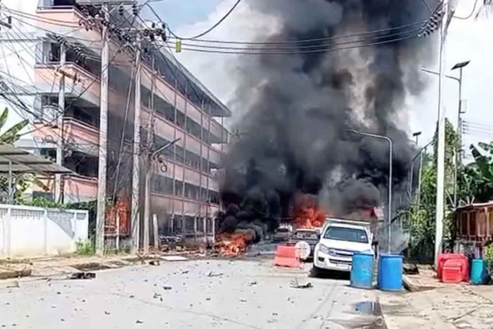 Bangkok Post – Car bomb outside police flat kills 1, injures 16 in Yala [Video]