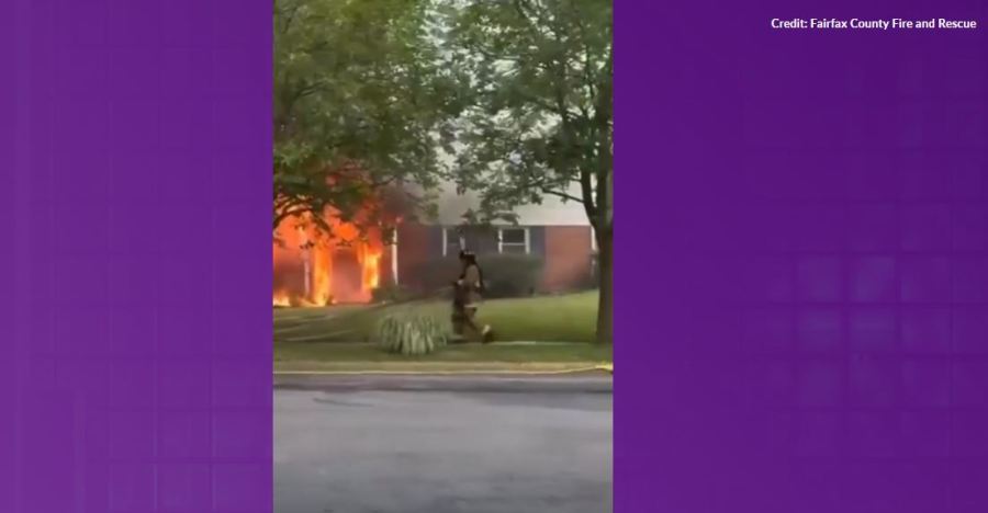 Crews battle house fire in Fairfax County [Video]