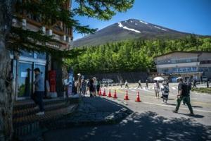 Crowd control at Japans Mount Fuji as hiking season begins [Video]
