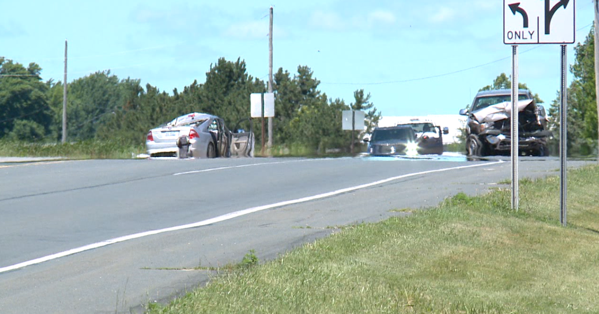 1 dead, 4 hurt in crash at intersection near Hamilton [Video]