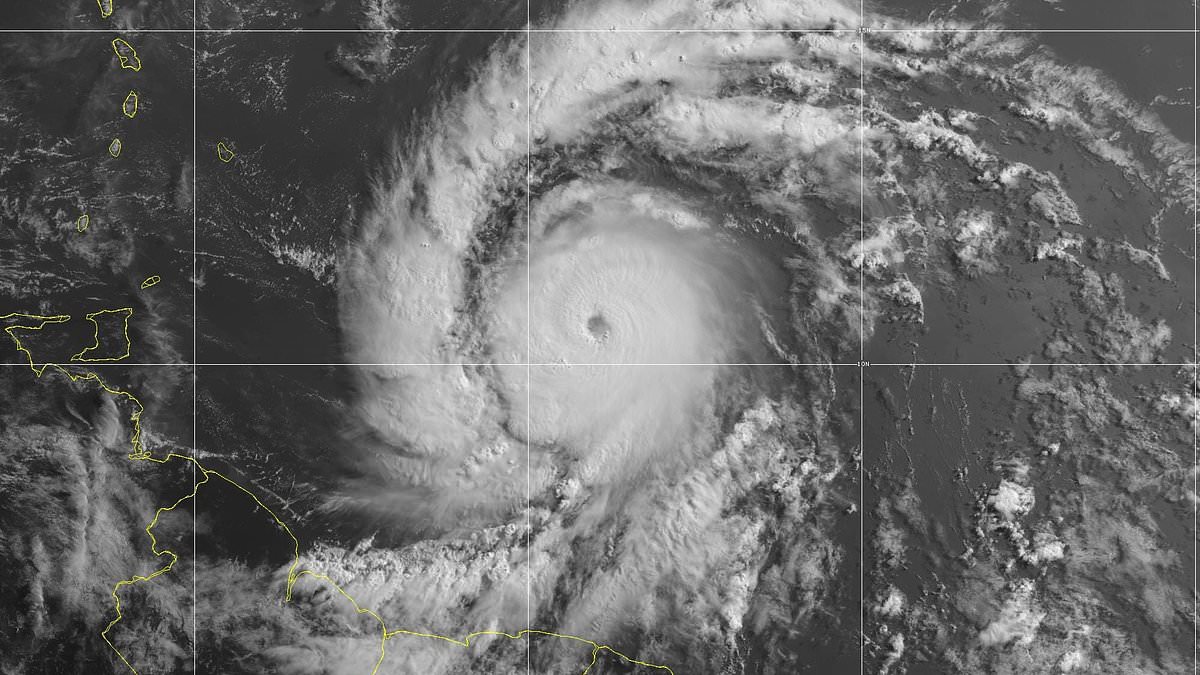 Maps show Hurricane Beryl closing in on the Caribbean as forecasters warn first storm of the season is ‘extremely dangerous’ and winds could hit 155mph [Video]