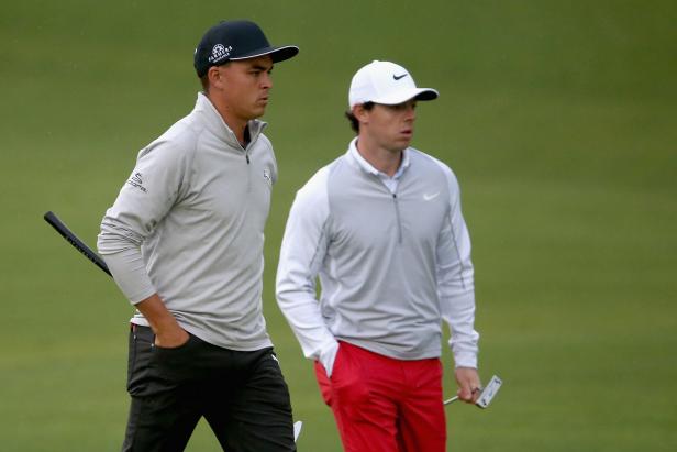 Fan throws golf ball with earplug attached at Rory McIlroy and Rickie Fowler | Golf News and Tour Information [Video]