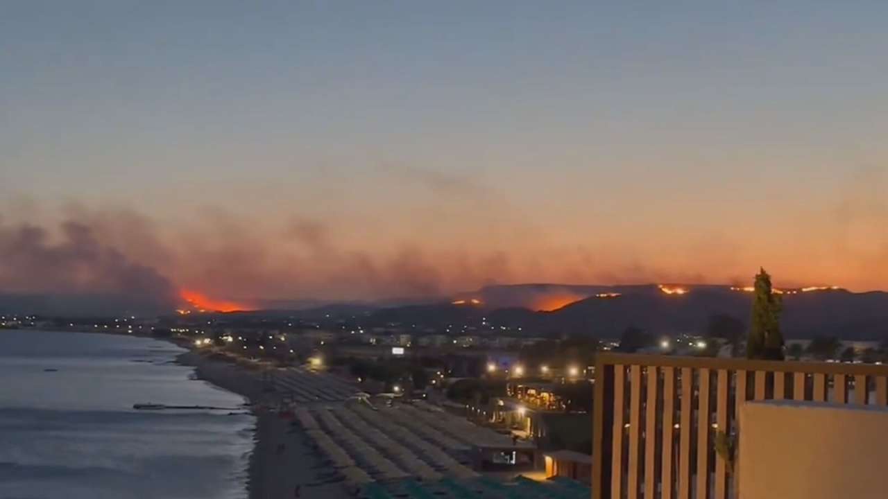 British tourists evacuated as ‘apocalyptic’ wildfires ravage Greek islands [Video]