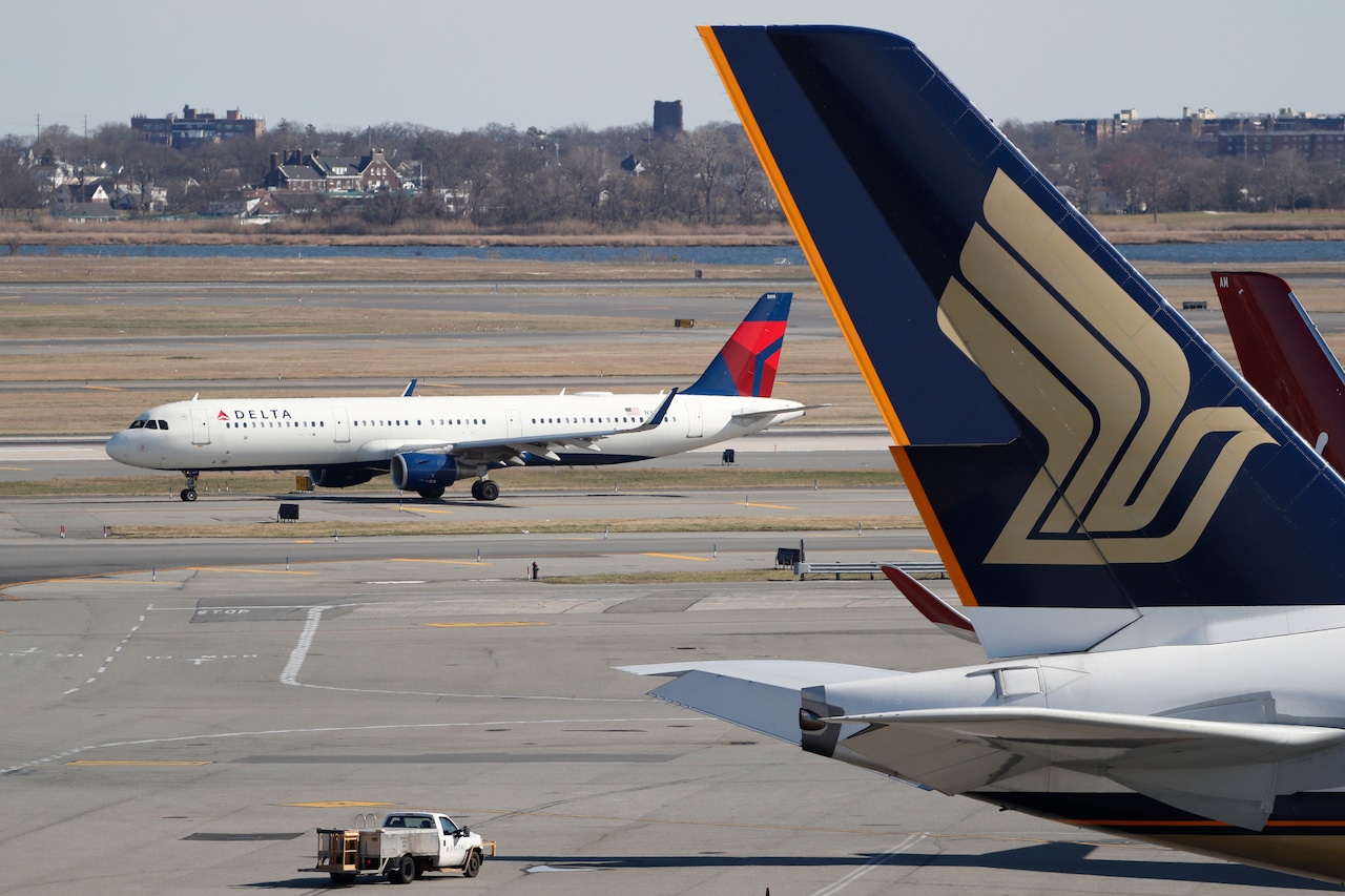 Flight diverts to NY after passengers are served spoiled food [Video]