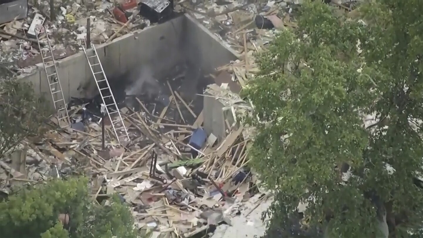 Wis. man rescued from rubble of house explosion [Video]