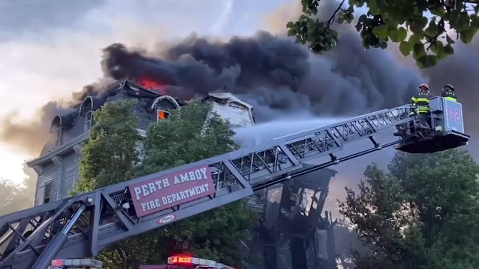 Perth Amboy house fire: 2 officers injured while helping people escape from burning home in NJ [Video]